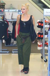 Gwen Stefani feet photo thumbnail