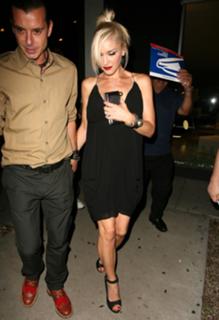 Gwen Stefani feet photo thumbnail