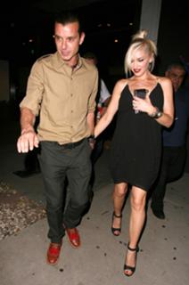 Gwen Stefani feet photo thumbnail