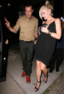 Gwen Stefani feet photo thumbnail