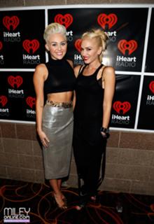 Gwen Stefani feet photo thumbnail