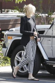 Gwen Stefani feet photo thumbnail