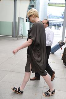 Gwendoline Christie feet photo thumbnail