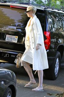 Gwendoline Christie feet photo thumbnail