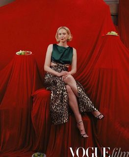 Gwendoline Christie feet photo thumbnail