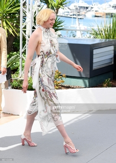 Gwendoline Christie feet photo thumbnail