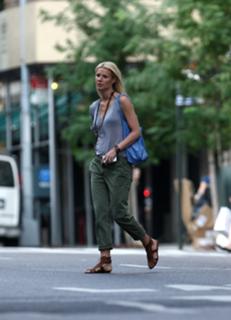Gwyneth Paltrow feet photo thumbnail