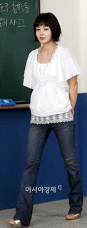 Gyu-ri Nam feet photo 3
