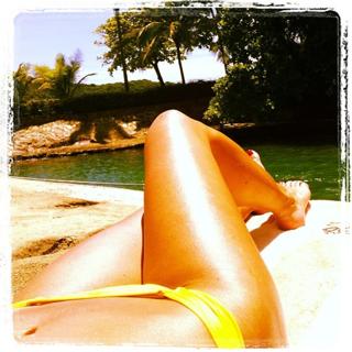 Géraldine Bazán feet photo thumbnail