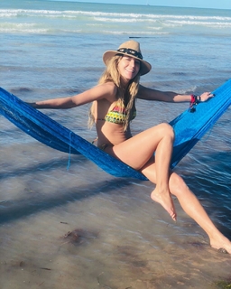 Géraldine Bazán feet photo thumbnail