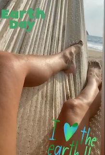 Géraldine Bazán feet photo thumbnail