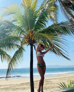 Géraldine Bazán feet photo thumbnail
