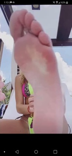 Géraldine Bazán feet photo thumbnail
