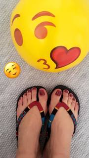Gülben Ergen feet photo thumbnail