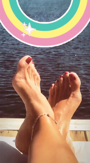 Gülben Ergen feet photo thumbnail