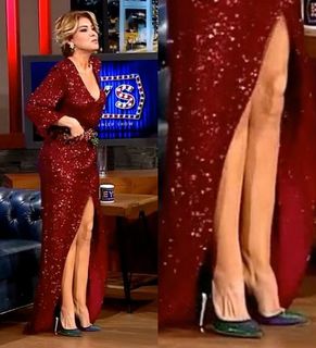 Gülben Ergen feet photo thumbnail