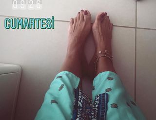Gülben Ergen feet photo thumbnail