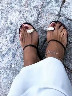 Gülben Ergen feet photo thumbnail