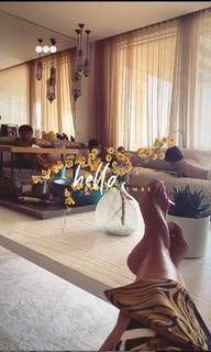Gülben Ergen feet photo thumbnail