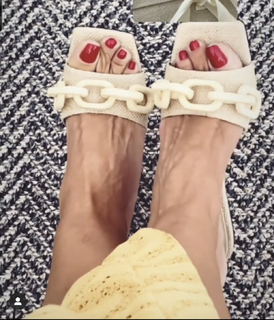 Gülben Ergen feet photo thumbnail