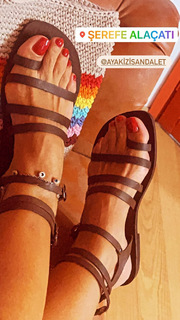 Gülben Ergen feet photo thumbnail