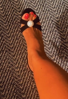 Gülben Ergen feet photo thumbnail