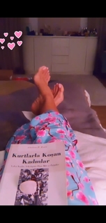 Gülben Ergen feet photo thumbnail