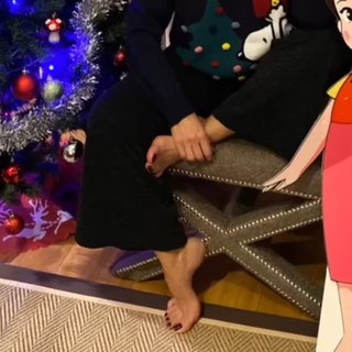Gülben Ergen feet photo thumbnail
