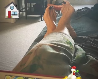 Gülben Ergen feet photo thumbnail