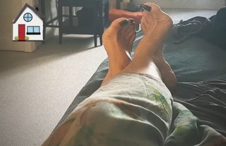 Gülben Ergen feet photo thumbnail