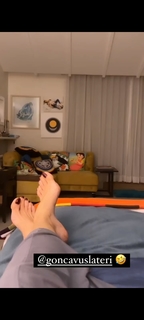Gülben Ergen feet photo thumbnail