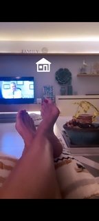 Gülben Ergen feet photo thumbnail