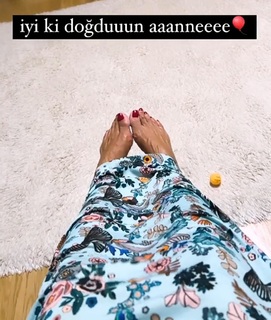 Gülben Ergen feet photo thumbnail