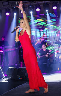 Gülben Ergen feet photo thumbnail