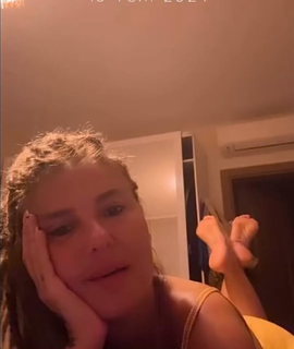 Gülben Ergen feet photo thumbnail