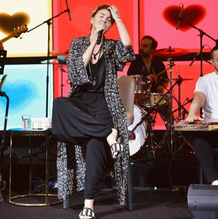 Gülben Ergen feet photo thumbnail