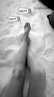 Gülben Ergen feet photo thumbnail