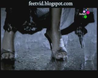 Gülben Ergen feet photo thumbnail
