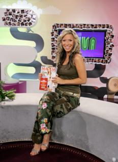 Gülcan Kamps feet photo thumbnail