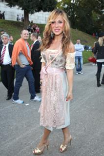 Gülcan Kamps feet photo thumbnail