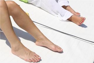 Gülcan Kamps feet photo thumbnail