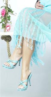 Gülcan Kamps feet photo thumbnail