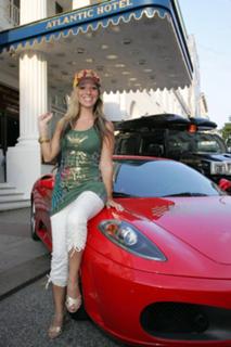 Gülcan Kamps feet photo thumbnail