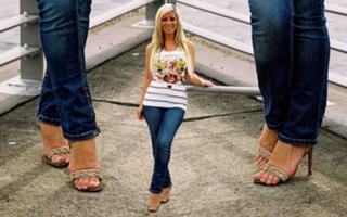 Gülcan Kamps feet photo thumbnail