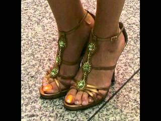 Gülcan Kamps feet photo thumbnail