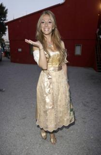 Gülcan Kamps feet photo thumbnail