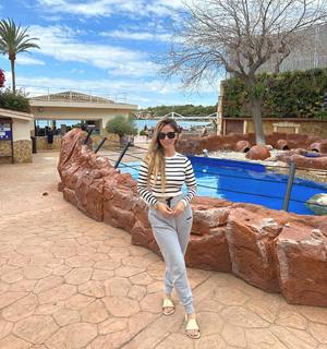 Gülcan Kamps feet photo thumbnail