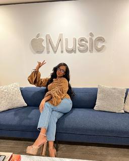 H.E.R. feet photo 3