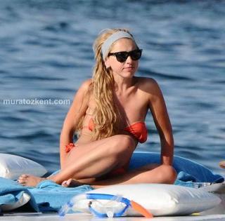 Hadise feet photo thumbnail