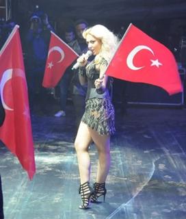Hadise feet photo thumbnail